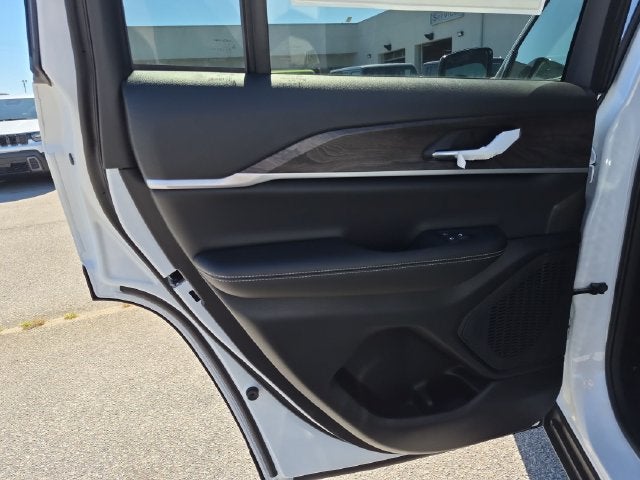 2027 Jeep Grand Cherokee GRAND CHEROKEE LAREDO ALTITUDE 4X2