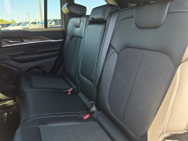 2027 Jeep Grand Cherokee GRAND CHEROKEE LAREDO ALTITUDE 4X2
