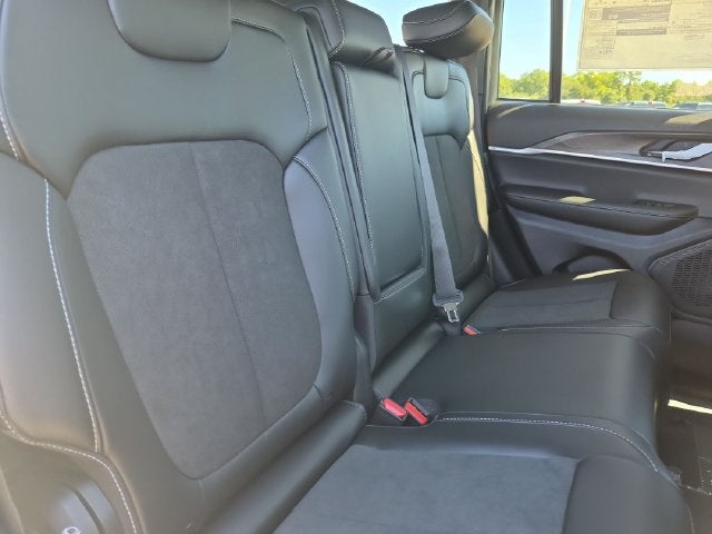 2027 Jeep Grand Cherokee GRAND CHEROKEE LAREDO ALTITUDE 4X2