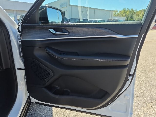 2027 Jeep Grand Cherokee GRAND CHEROKEE LAREDO ALTITUDE 4X2
