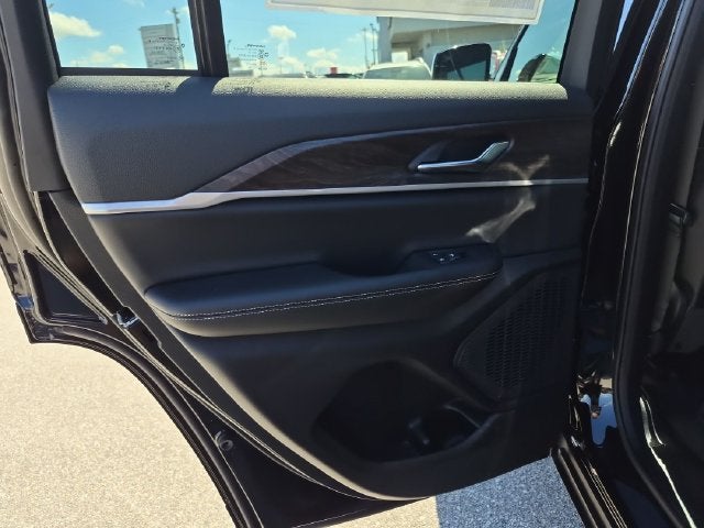 2027 Jeep Grand Cherokee GRAND CHEROKEE LAREDO ALTITUDE 4X2