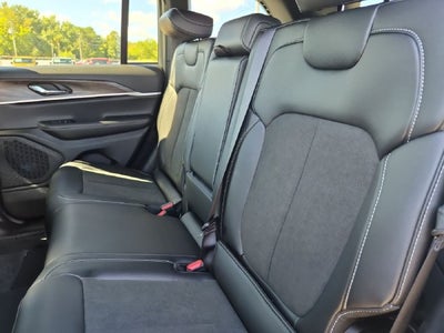 2027 Jeep Grand Cherokee GRAND CHEROKEE LAREDO ALTITUDE 4X2