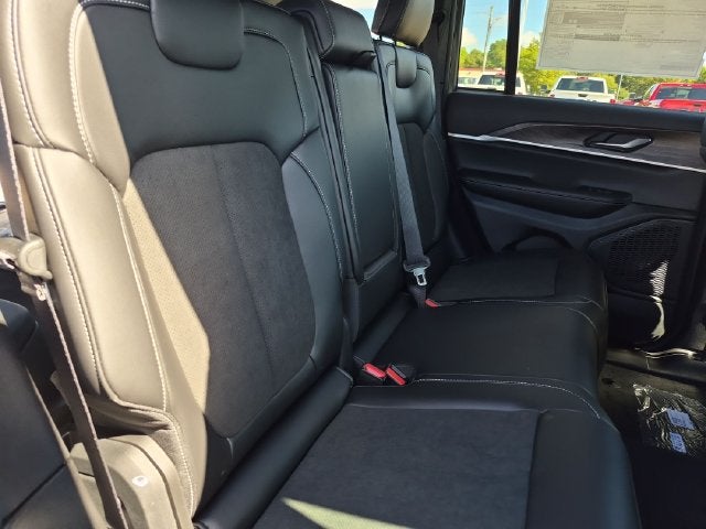 2027 Jeep Grand Cherokee GRAND CHEROKEE LAREDO ALTITUDE 4X2