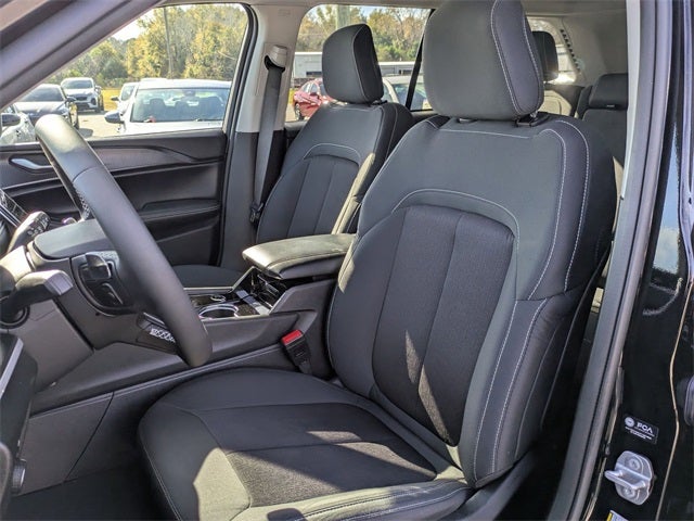 2023 Jeep Grand Cherokee Laredo 4x4