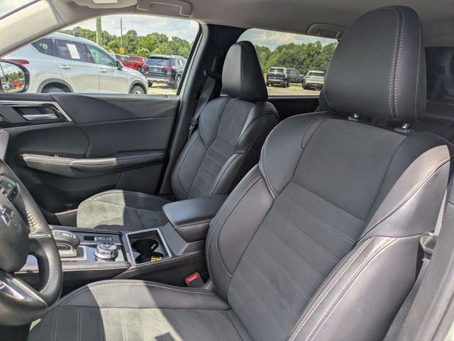 2024 Mitsubishi Outlander Base