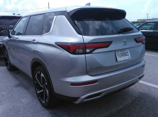 2024 Mitsubishi Outlander Base