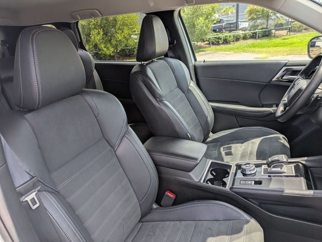 2024 Mitsubishi Outlander Base