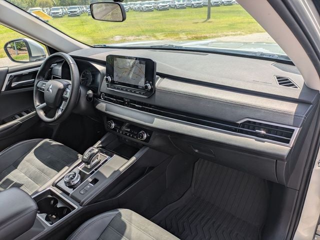 2024 Mitsubishi Outlander Base